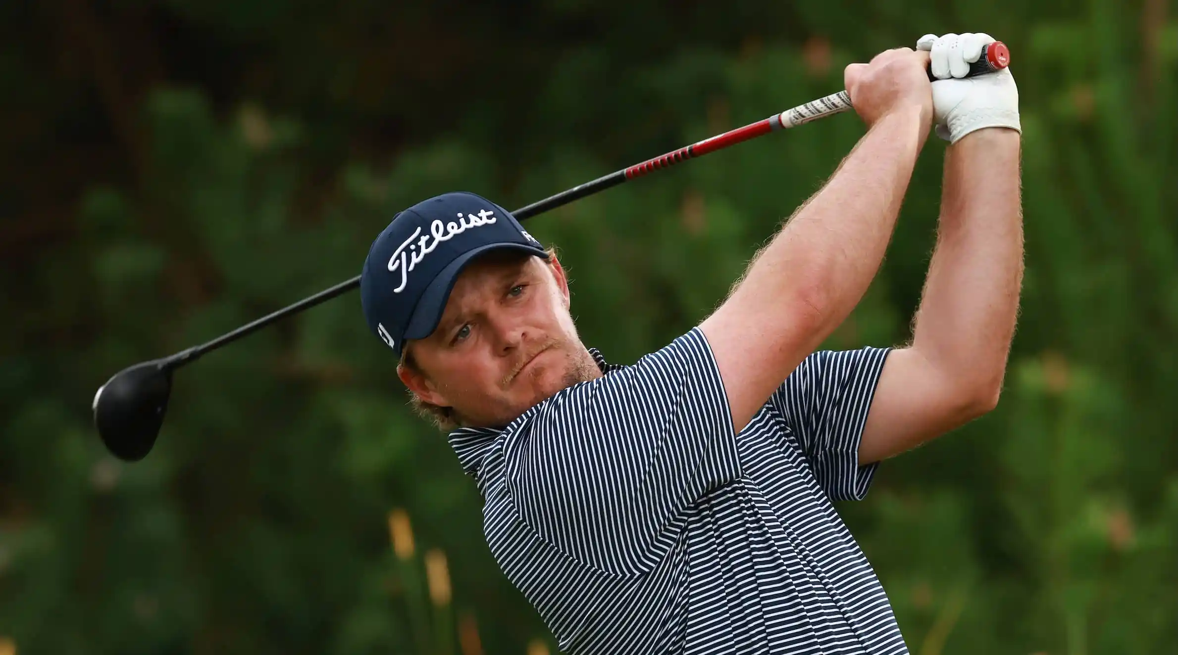 golf player hit the ball